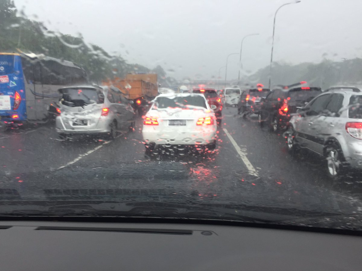 <a href="/RadioElshinta/">Radio Elshinta</a> hujan deras di Jagorawi Cibubur gate arah Jakarta merayap