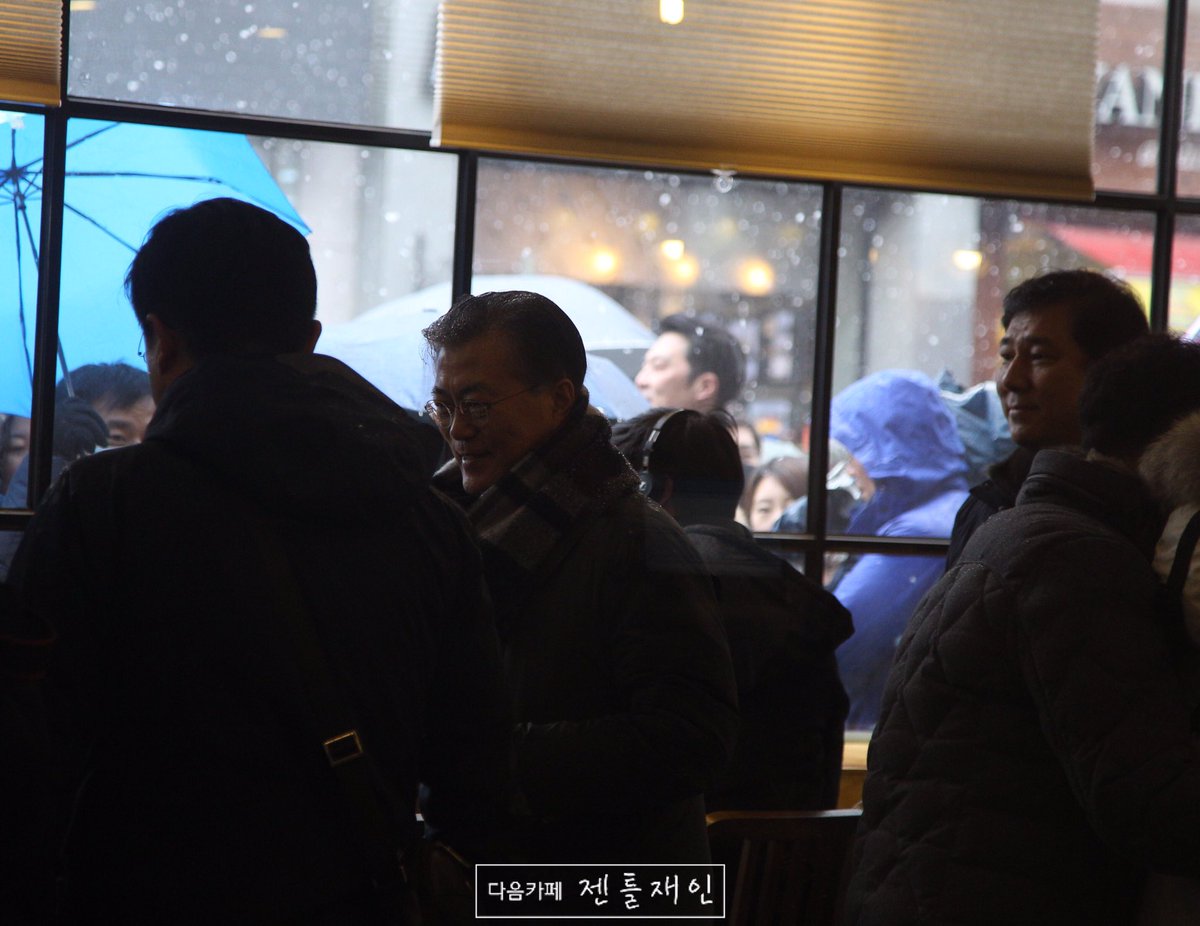 moonlighting71's tweet photo. RT @neroaro: 오늘자 최종병기 김병기 의원 (사진출처:젠틀재인) #문재인 #김병기 https://t.co/OoteKuETeq
