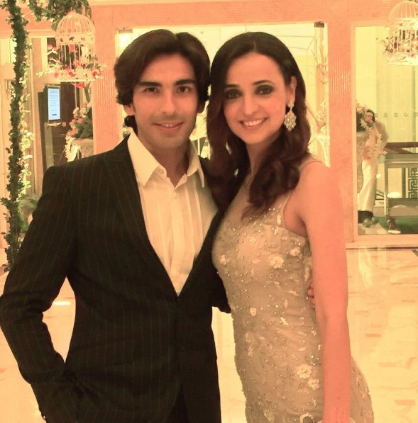MohitSehgalFC_'s tweet photo. Perfection ?? #perfaction .
#Monaya looking stunning #Deeya's Wedding @itsmohitsehgal #SanayaIrani #MohitSehgal
CR- #Sanaya https://t.co/gPdeVcwRi9
