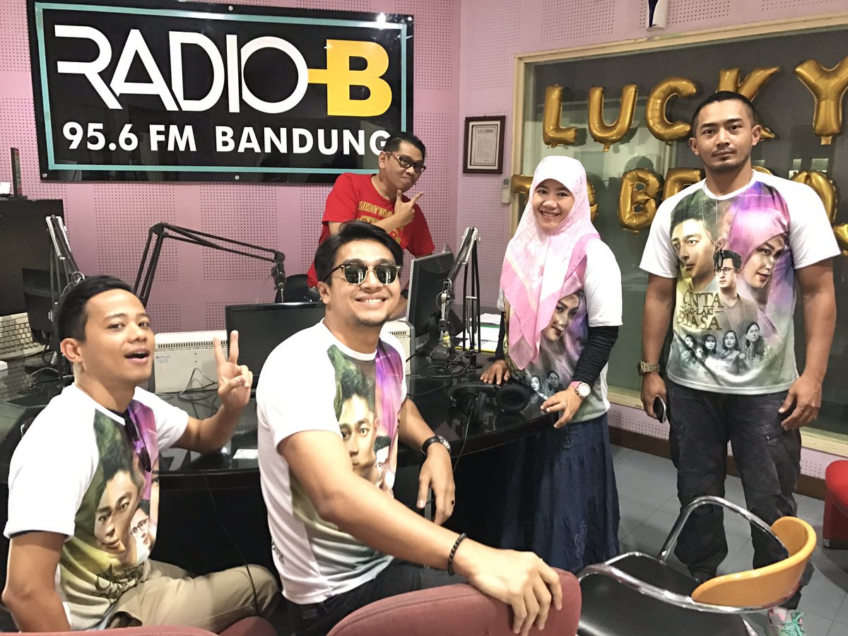 asmanadia's tweet photo. Saya dan @DevaMahenra @muhadkly @yamacarlos di @RadioB956fm sekarang. @CintaLaki2Biasa tayang 1 Desember 2016 di bioskop. https://t.co/BH6SjvzLFL