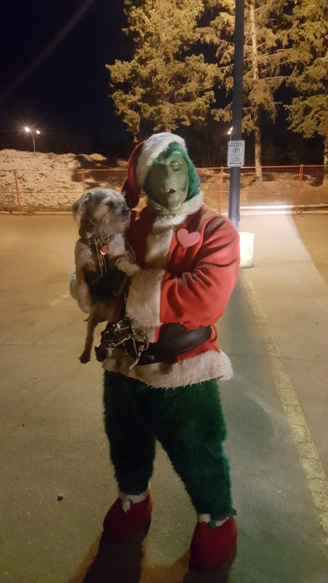 Grinch_And_Max's tweet photo. Grinch and max had a great time at the snowflake festival! #GetGrinchy @stalbertchamber https://t.co/ECvSdN4D8v