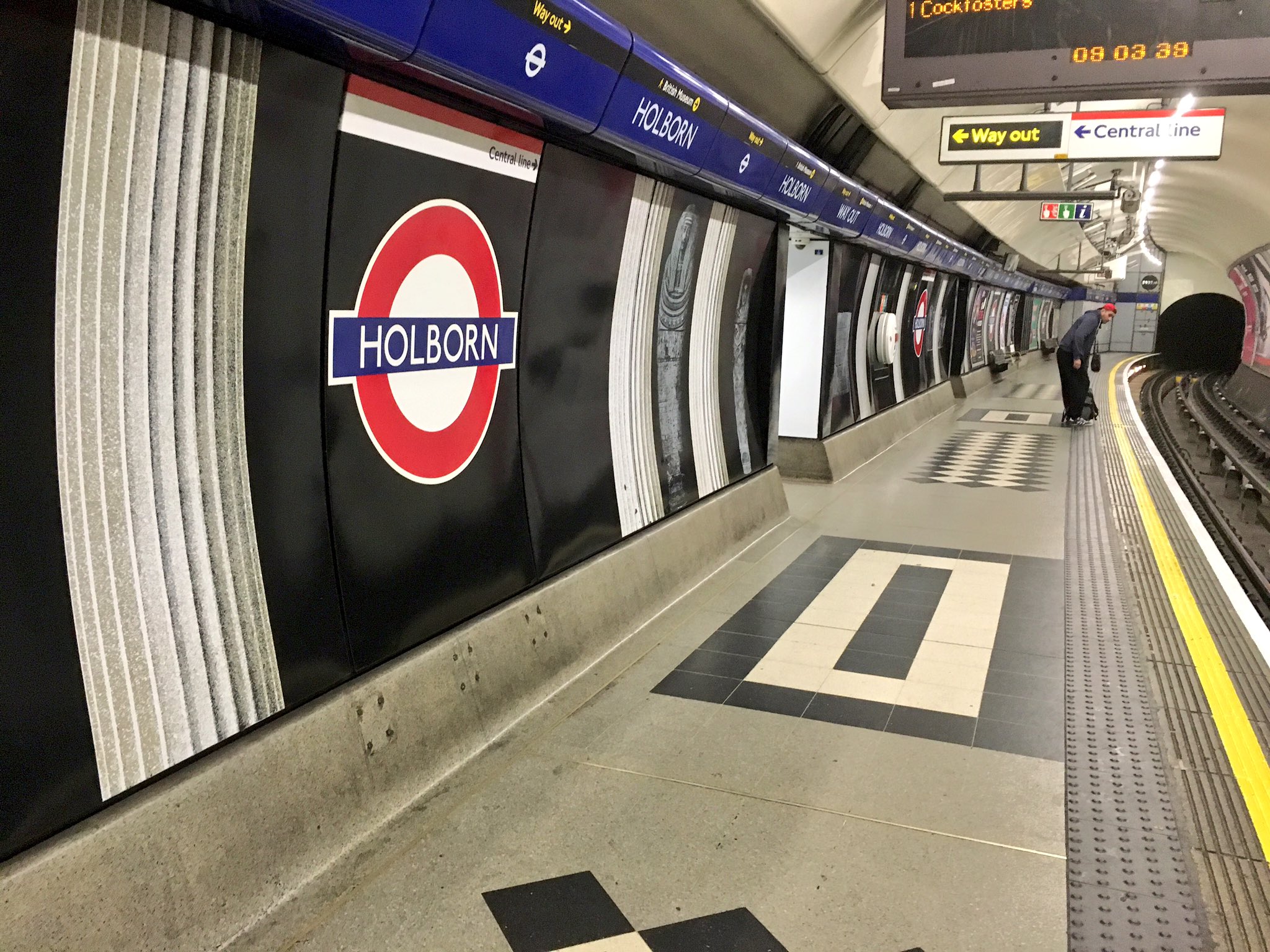 玲 ロンドンの地下鉄の駅ホーム面白くて 駅ごとに壁の柄にバリがあるんだよね 写真以外にも チャリングクロス駅 なら絵画とかベイカーストリート駅ならシャーロックホームズとか T Co 8kdypct7gk Twitter