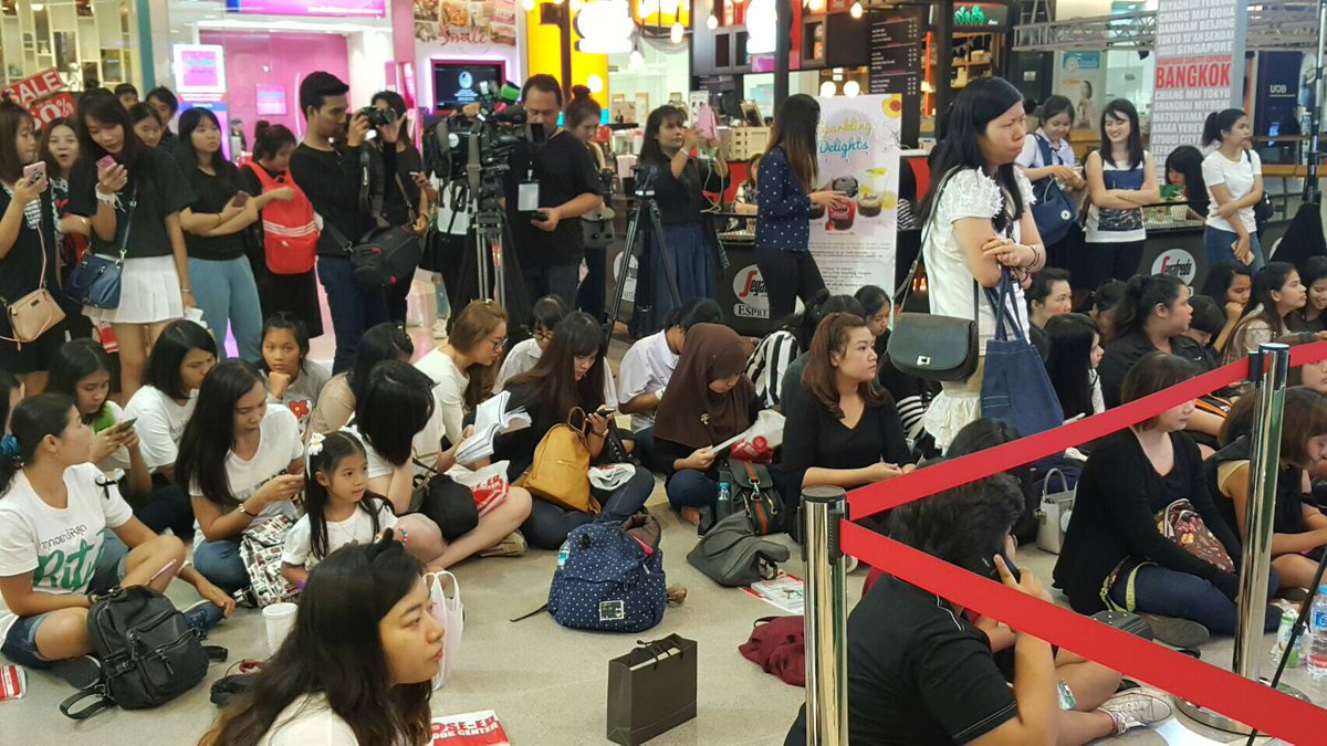 📚 #ทำทุกอย่างให้สุดRitz 
Bookshop Tour!💚
📌จุดหมายต่อไป
"ร้านหนังสือซีเอ็ด"
ชั้น5 เซ็นทรัล-พระราม9
🎤คุยกันยาวๆ เปิดตัวหนังสือ
เริ่ม13.20น.🎉