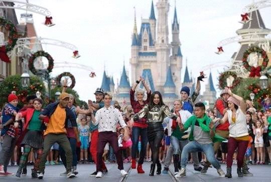 SCarsonNews's tweet photo. @SofiaCarson & @TheCameronBoyce performing #JollyToTheCore https://t.co/oNfDRwQyVF