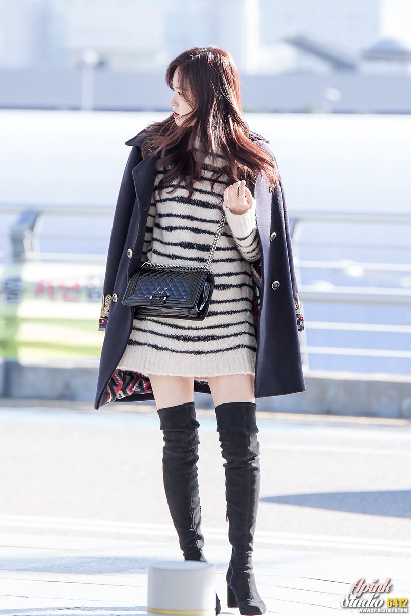 APINKSTORY's tweet photo. [FANTAKEN] 161124 #Apink at Incheon Airport Departure to Singapore- Naeun | By. 6412 https://t.co/fgja3PFUUV
