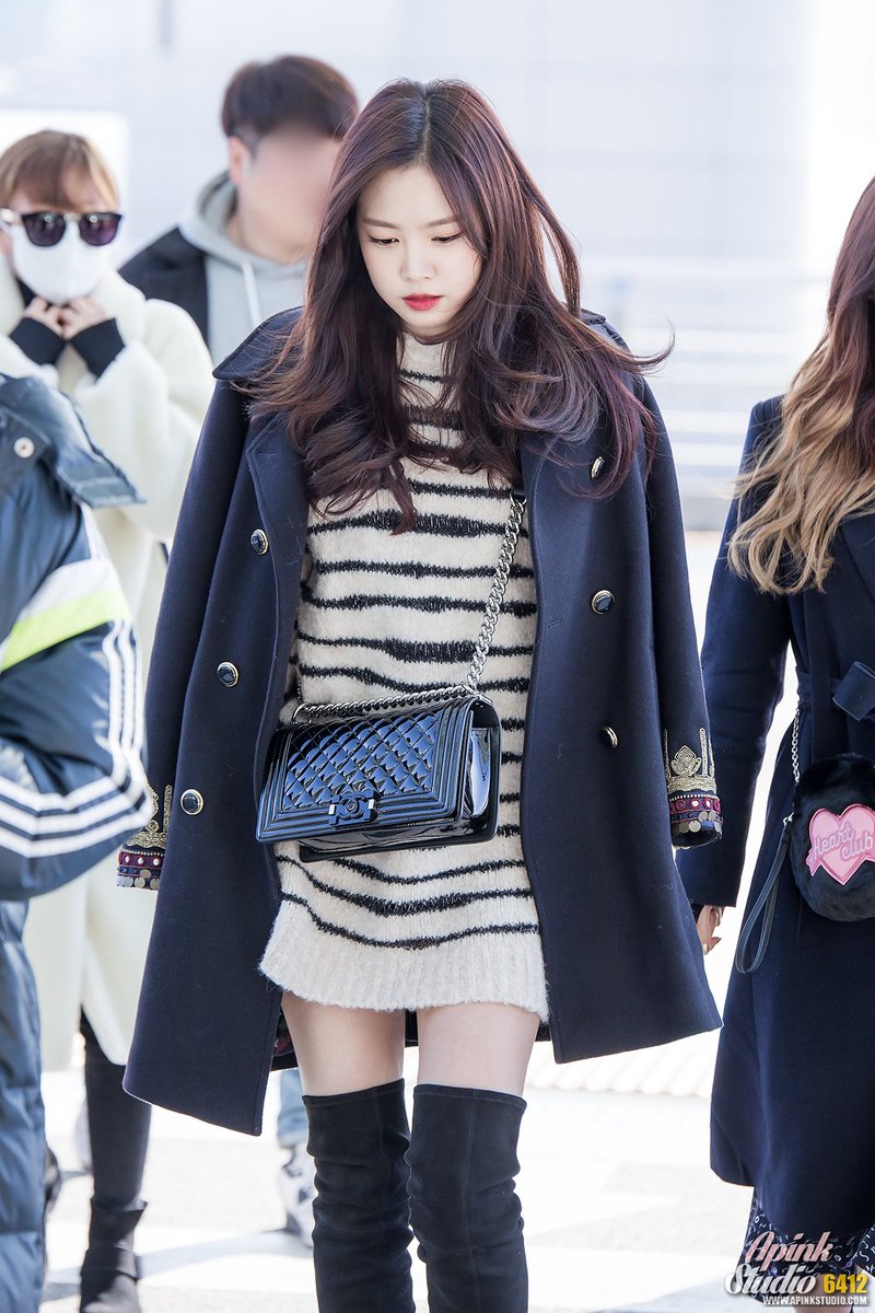 APINKSTORY's tweet photo. [FANTAKEN] 161124 #Apink at Incheon Airport Departure to Singapore- Naeun | By. 6412 https://t.co/sqTHVsZEev