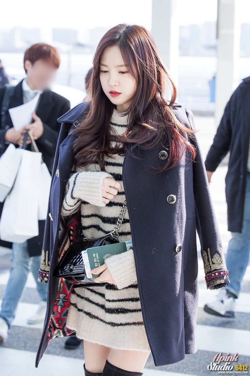 APINKSTORY's tweet photo. [FANTAKEN] 161124 #Apink at Incheon Airport Departure to Singapore- Naeun | By. 6412 https://t.co/sqTHVsZEev