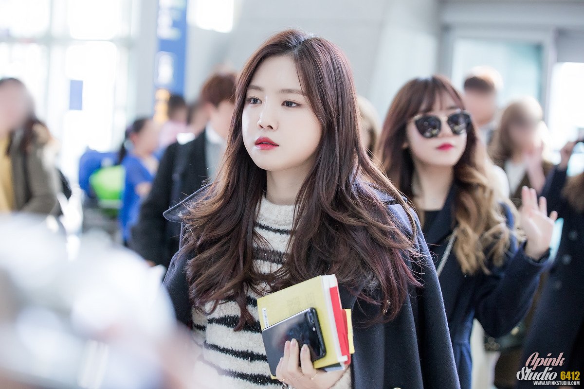 APINKSTORY's tweet photo. [FANTAKEN] 161124 #Apink at Incheon Airport Departure to Singapore- Naeun | By. 6412 https://t.co/VSZSse6to2