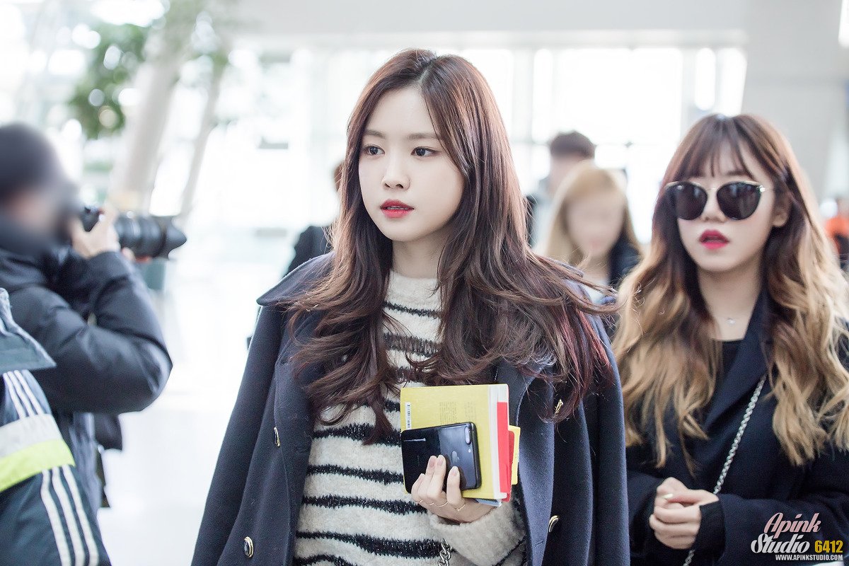 APINKSTORY's tweet photo. [FANTAKEN] 161124 #Apink at Incheon Airport Departure to Singapore- Naeun | By. 6412 https://t.co/VSZSse6to2