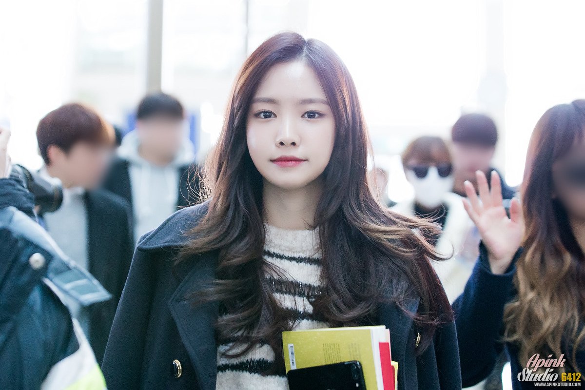 APINKSTORY's tweet photo. [FANTAKEN] 161124 #Apink at Incheon Airport Departure to Singapore- Naeun | By. 6412 https://t.co/KWwiIoELQr
