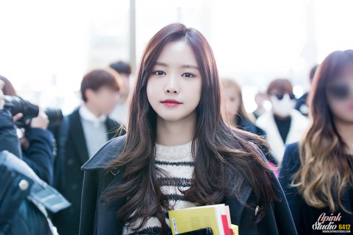 APINKSTORY's tweet photo. [FANTAKEN] 161124 #Apink at Incheon Airport Departure to Singapore- Naeun | By. 6412 https://t.co/KWwiIoELQr