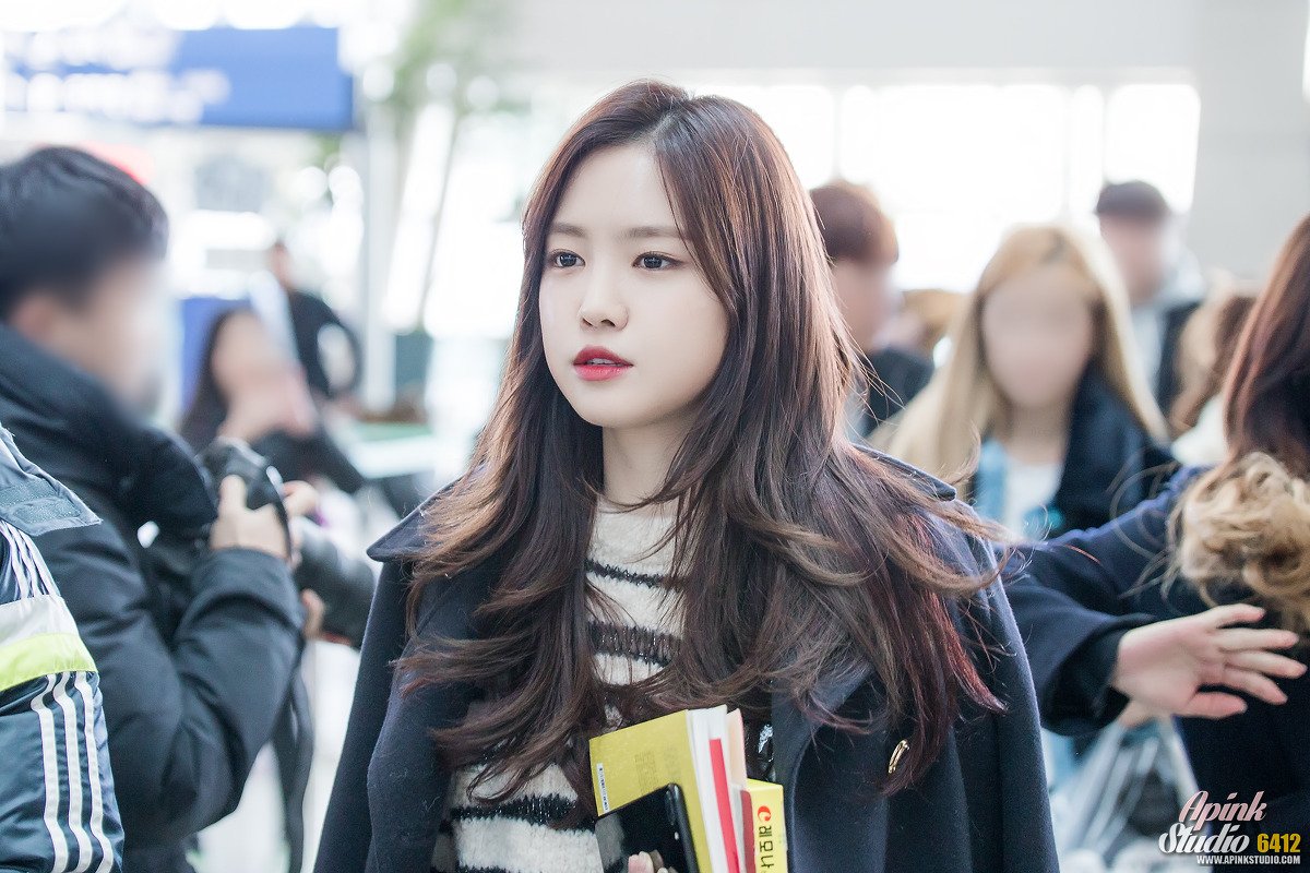 APINKSTORY's tweet photo. [FANTAKEN] 161124 #Apink at Incheon Airport Departure to Singapore- Naeun | By. 6412 https://t.co/KWwiIoELQr