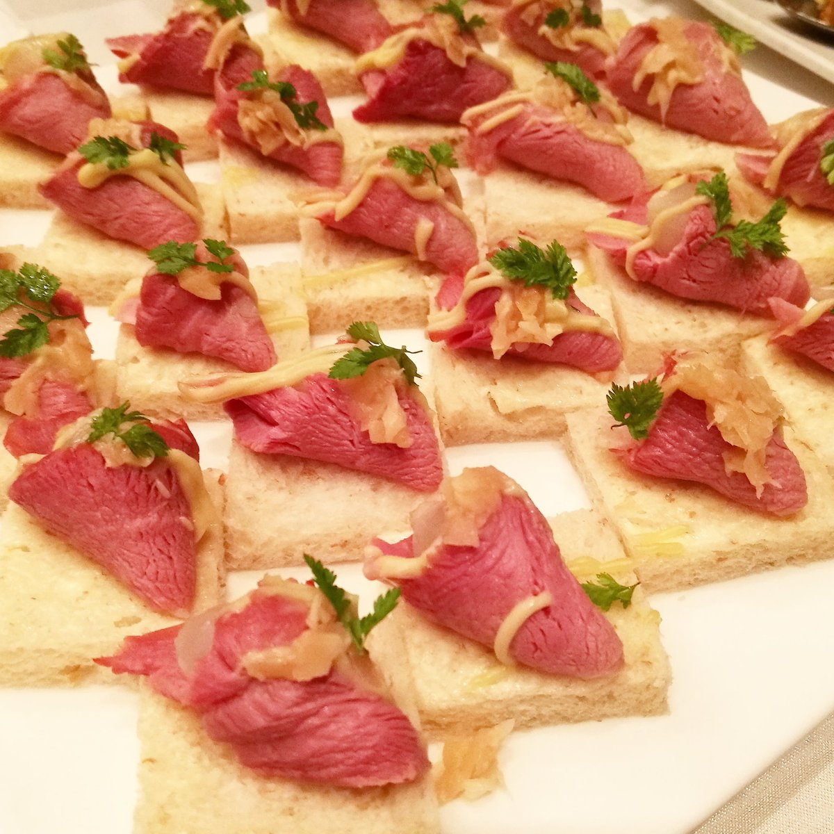 ic4p's tweet photo. Smoked duck breast with cocktail onion ginger and honey vinaigrette #Kinfree https://t.co/ZmsepZxZvv