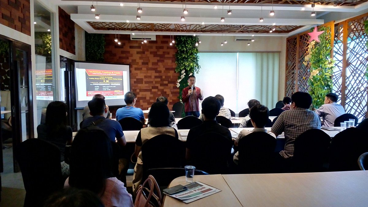 angraeni88's tweet photo. Group Equity Training oleh Bp. Darmin, SE. MBA. CIMBA dari @paninsekuritas @Panin_AM. Medan, 26/11/16. 085830781986. https://t.co/D2cBRvMEmb