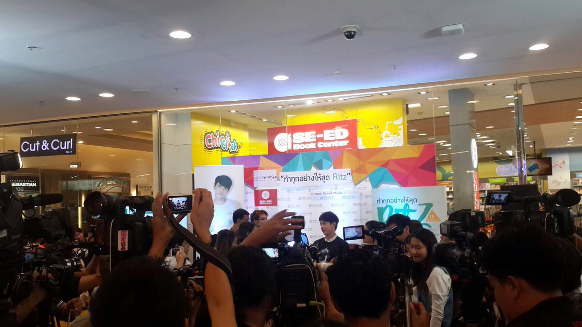 "ริท"ให้สัมภาษณ์สื่อมวลชน
ที่หน้าร้าน"ซีเอ็ด"
ชั้น5 เซ็นทรัล-พระราม9
📚 #ทำทุกอย่างให้สุดRitz 
Bookshop Tour!
