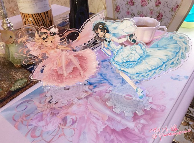 夕時雨ウェディングドレス姿のアクリルフィギュアの試作品が届きました!サイズも結構大きいですよ。別々に飾ってもokですが、専用の台座で一緒に飾ったらもっと綺麗いでしょう。c91に持ち込み予定です! 