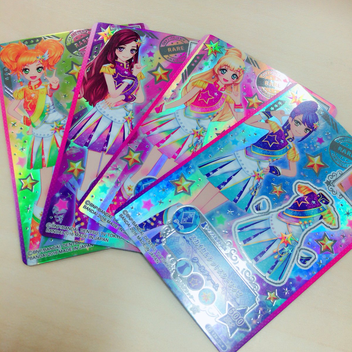 アイカツ シリーズ データカードダス公式 本日より発売開始 アイカツスターズ 9ポケットバインダーの中身をちょっぴり紹介するよ アイカツ カードは なんと虹色に輝くホロ仕様 実はepisode Soloをイメージしてつくられたユニットドレスなの さらに