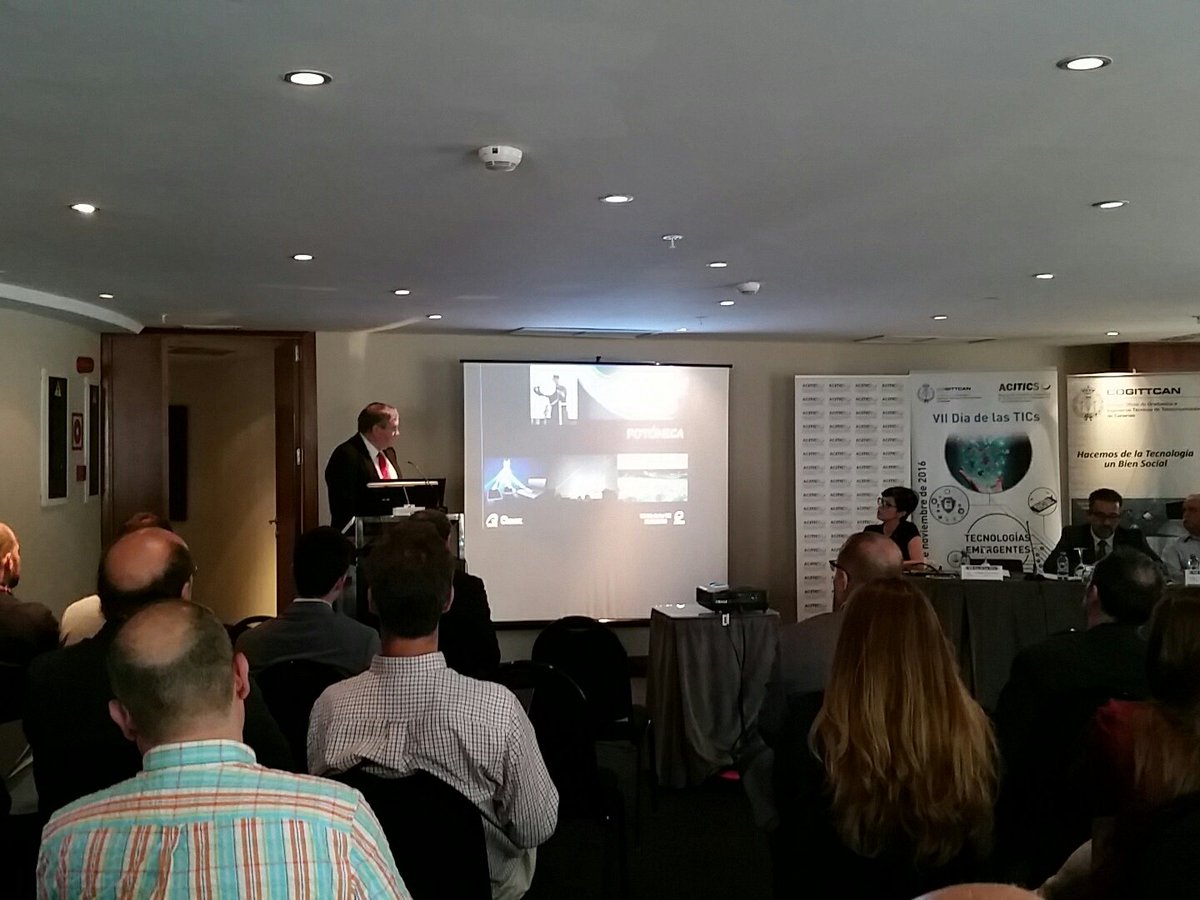 Rafa Pérez, del <a href="/IDeTICulpgc/">IDeTIC ULPGC</a> , nos habla del uso de la #fotónica  en el #InternetOfThings . #diadelastic . <a href="/aciticstweet/">ACITICS</a> <a href="/COITTCAN/">COITTCAN</a>