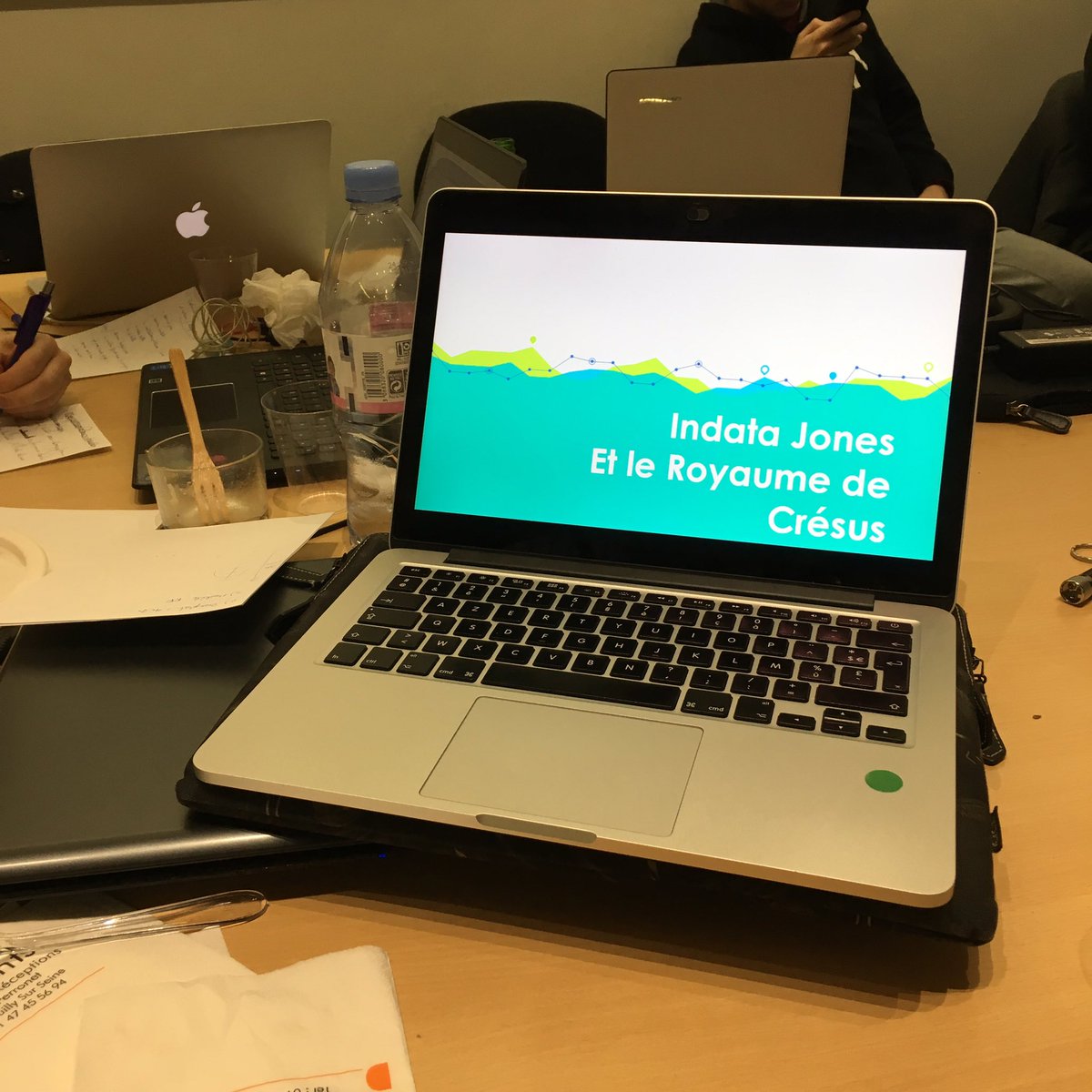 SchreuderNico's tweet photo. Plus que 3h avant les pitchs, on se creuse la tête pour trouver de supers jeux de mots #HackGenius16 https://t.co/j8u4sh9obm