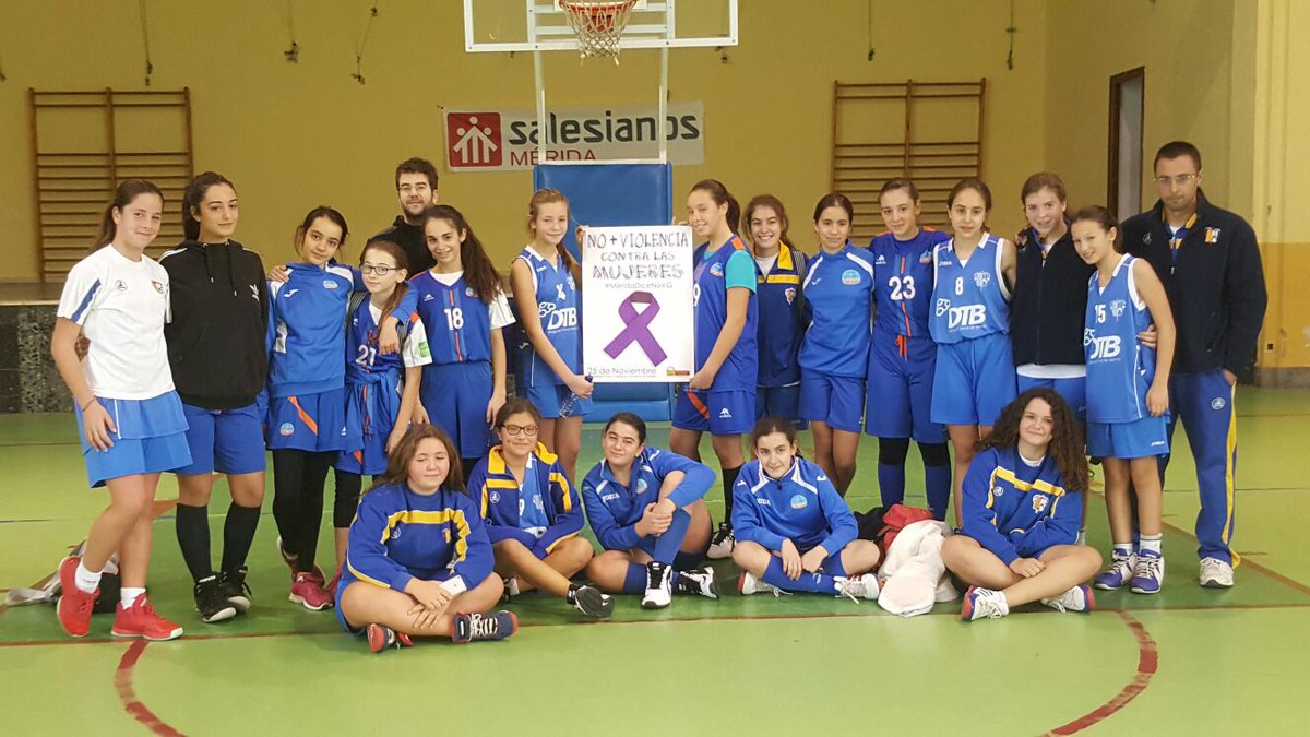CPBoscoMerida's tweet photo. #Bcsto INF FEM @CPBoscoMerida gana a @SanJoseBasket 65-15.
Bonita foto de los 2 equipos.
#MeridaDiceNoVG 
@ayto_merida https://t.co/RacAwqFWNl