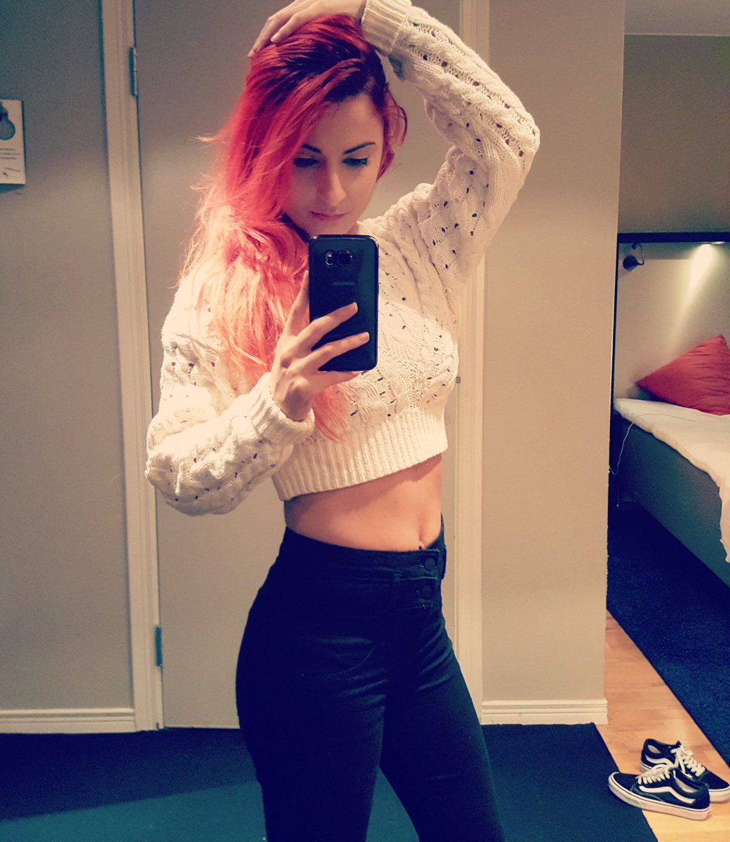 anniefuchsia's tweet photo. Hello Dreamhack , why you gotta be over so soon? 😭😭 #dh16 https://t.co/K8HrTWFkHh