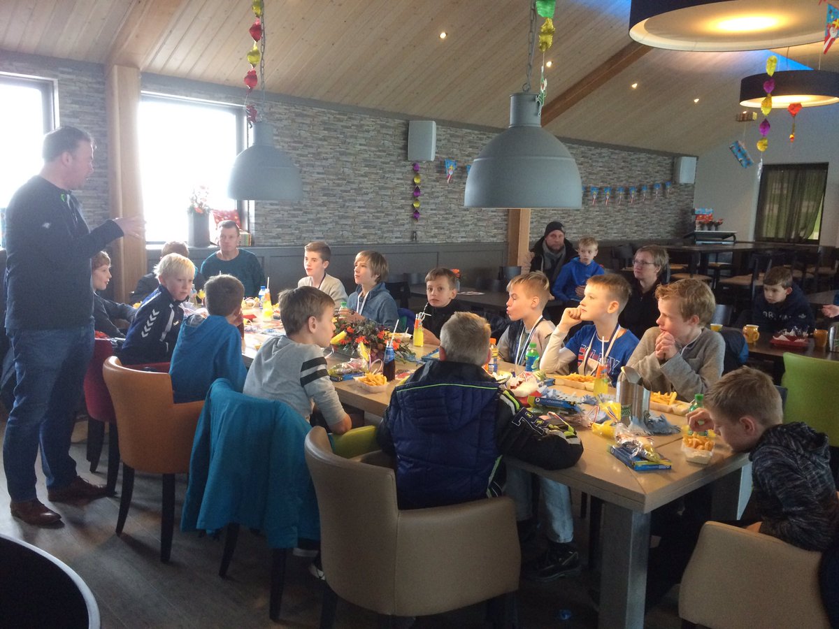 MajorieNijbroek's tweet photo. De JO13-4 van #fceibergen is kampioen! Jeugdvoorzitter Joost spreekt de kampioenen toe. https://t.co/GBIh8wH1vr