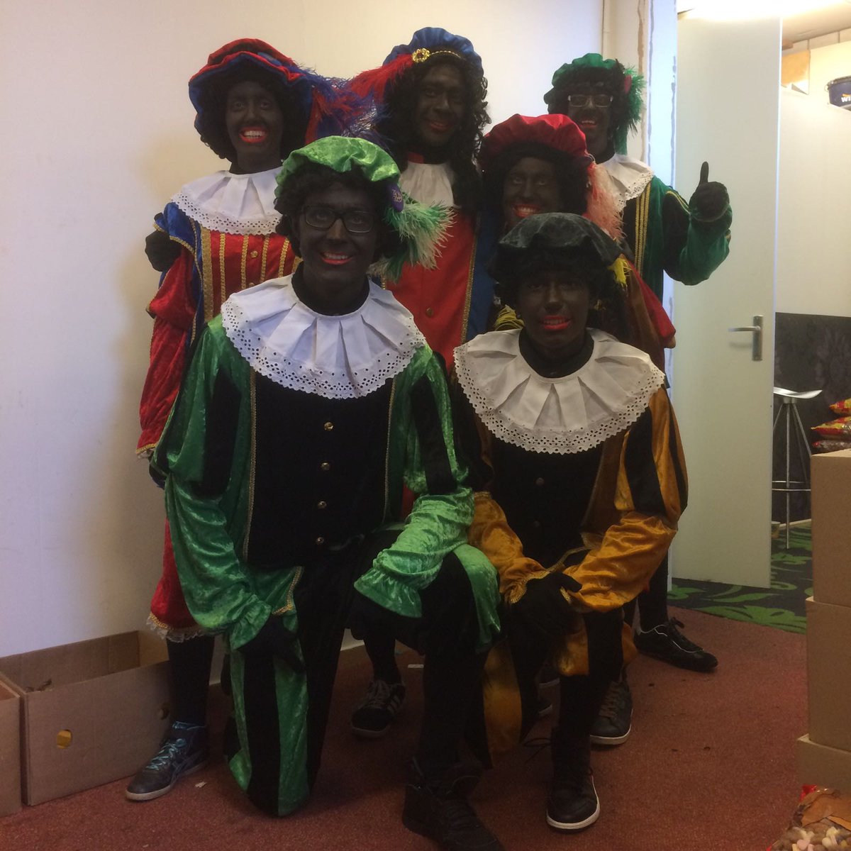huisvansint's tweet photo. Deze pieten hebben er zin in. Jullie ook? Het Sinterklaashuis in de @biebemmen is tot 17.00 uur open! https://t.co/rXsejDITFx