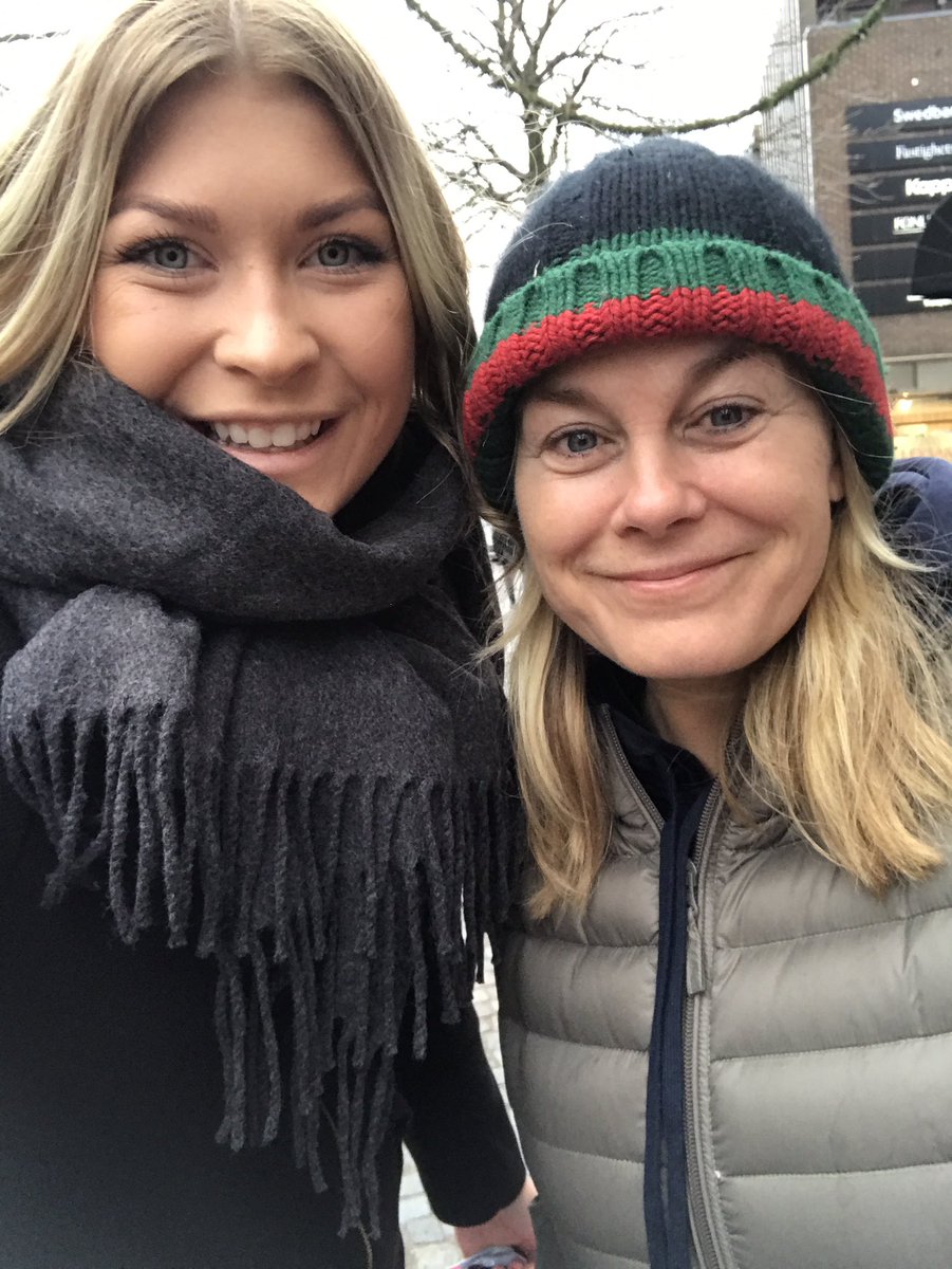 emmaanderssn's tweet photo. När man träffar på mamma idol på stan och själv blir starstruck för hennes skull och vill ta bild, hahaha😂😂😝 https://t.co/0wUSji4hJj