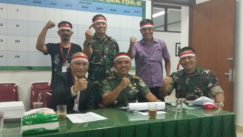 Indonesia miliku.......
Indonesia milikmu......
Indonesia milik kita semua......
        Mari bersatu bersatu
         Bhineka Tunggal ika