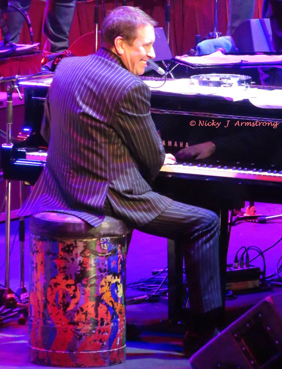 AHollandDifford's tweet photo. @JoolsBand @gilsonlavis @fav1000 @Real_Band @LMarshallSinger @rubyturnersoul @bethrowleymusic Royal Albert Hall 25/11/16 https://t.co/OMLn0Ly9bV