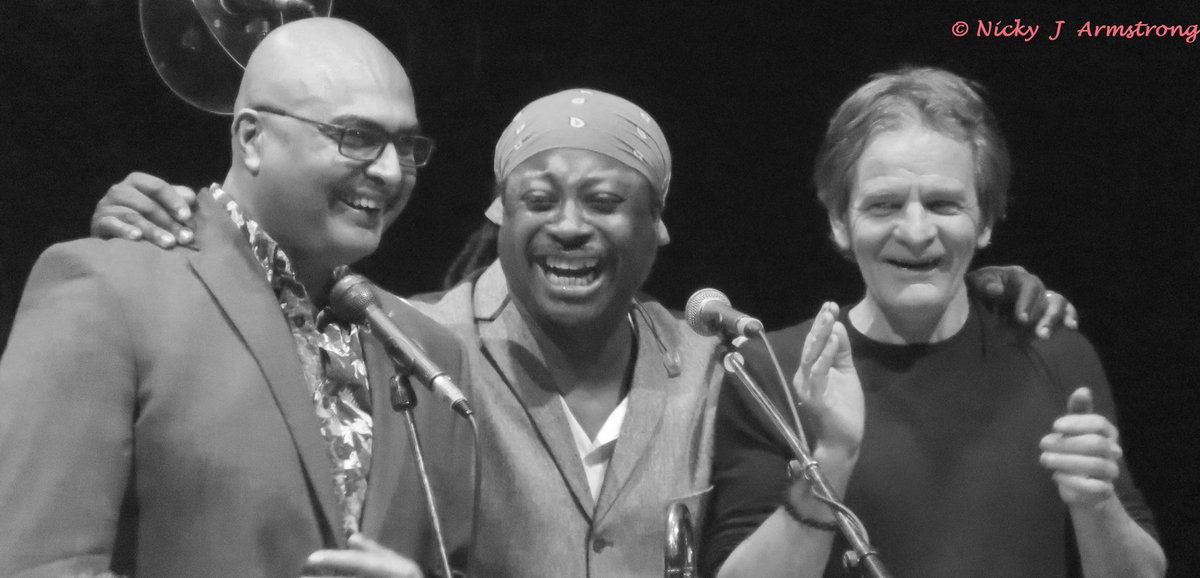 AHollandDifford's tweet photo. @JoolsBand @gilsonlavis @fav1000 @Real_Band @LMarshallSinger @rubyturnersoul @bethrowleymusic Royal Albert Hall 25/11/16 https://t.co/OMLn0Ly9bV