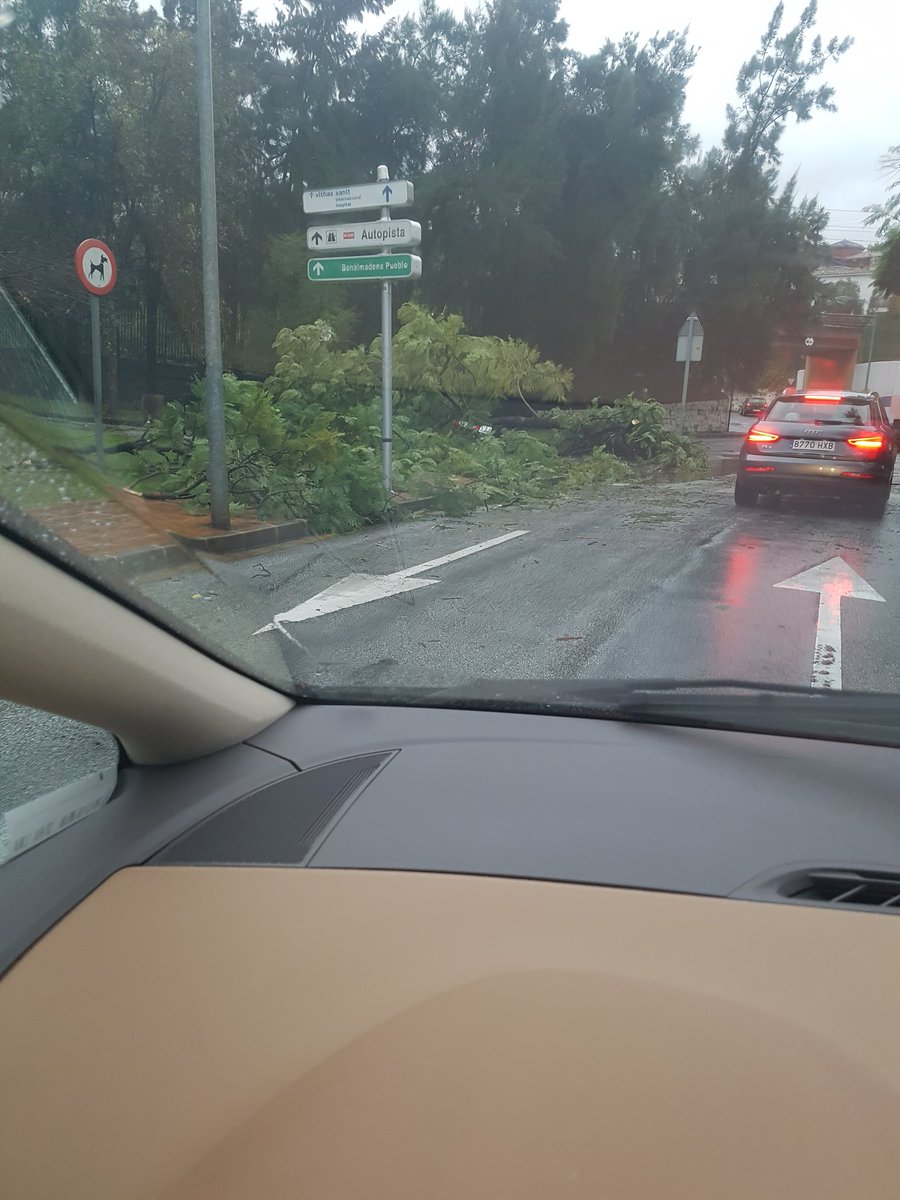 Gomezmunozsl's tweet photo. Consecuencias del pequeño #tornado en #Benalmadena, #arroyo de la miel https://t.co/eJltV66XMU