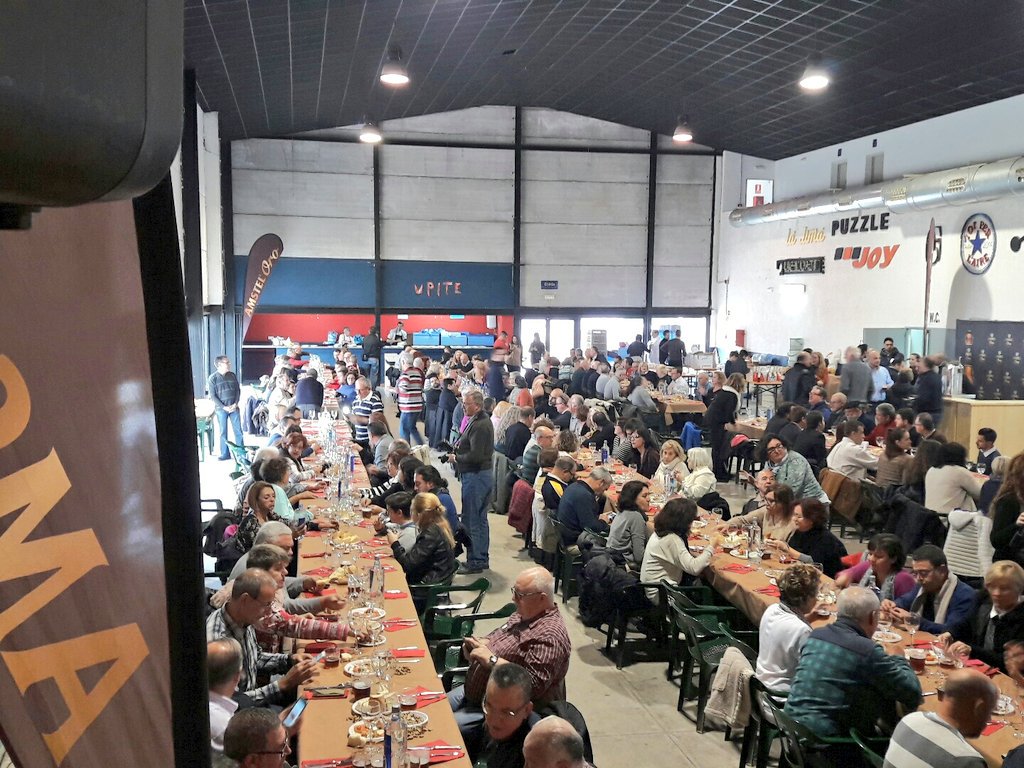 pedromuelas's tweet photo. Fin de fiesta. Premiados y llenazo en los #premiscacaudor 2016 de la @CulturaAlmuerzo @pacolonso @comoju https://t.co/BLbRNiuB56