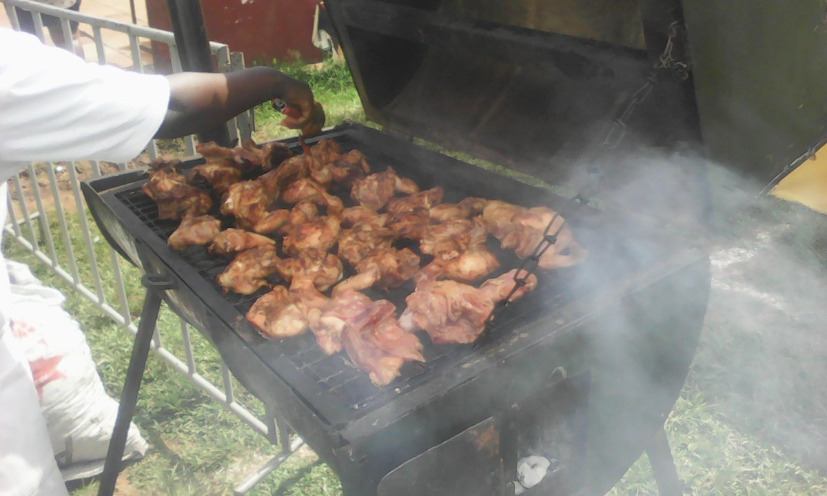 KampalaBeerFest's tweet photo. The good folks at Texas Barbeque serving up that good smoky &amp; hot sauce! 🍗🍗🍗 #KBF16 #PartyInColour https://t.co/3EviXfc5s9