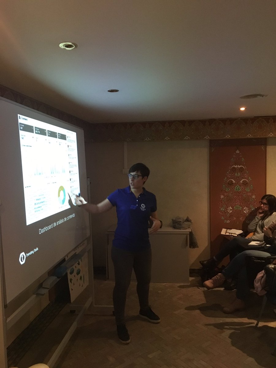 Trending_Tools's tweet photo. La gran @patricrp en vivo y en directo en el taller de herramientas #TTools16 en #GrisEBE del #EBE16 #Seráporetiquetas https://t.co/lUJDD54Zjs