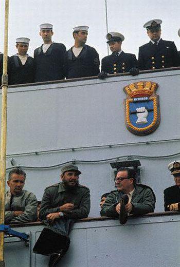alb0black's tweet photo. Comandante Fidel Castro y el Presidente Salvador Allende en un destructor de la Armada de Chile llegando a Puerto Montt en 1971. https://t.co/jvJRFDJUaj