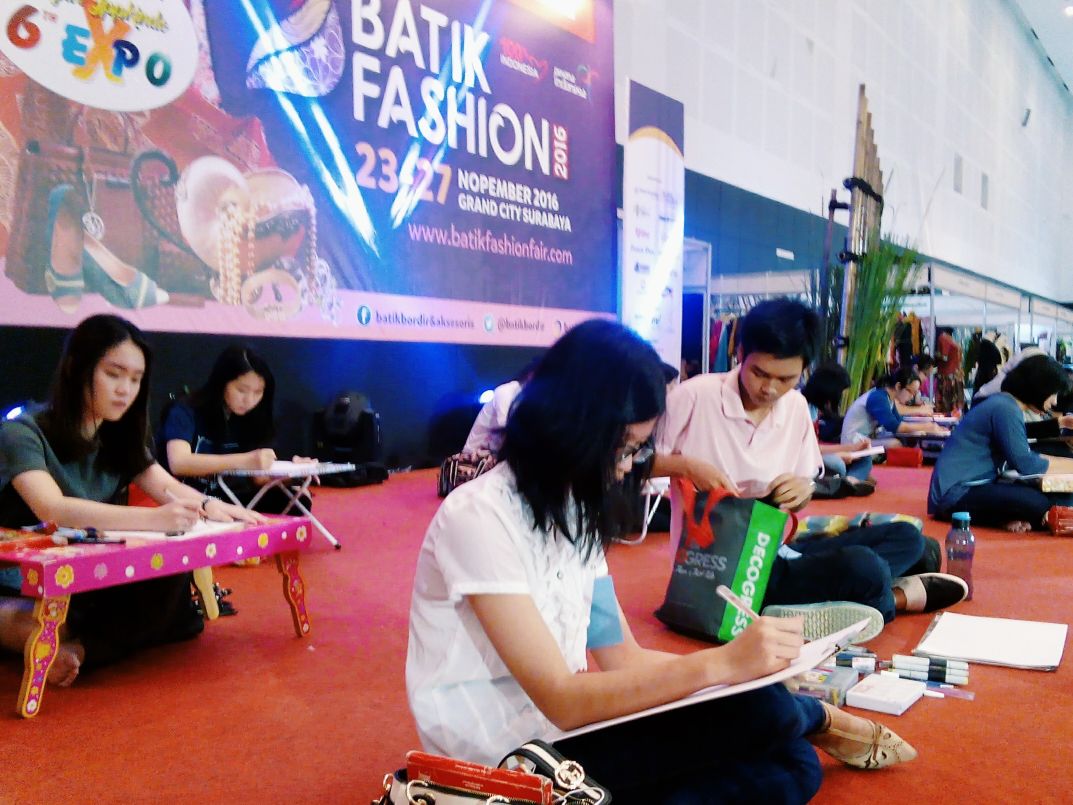 batikbordir's tweet photo. LOMBA DESAIN ILUSTRASI saat ini masih berlangsung di #batikfashion2016, yuk datang sini dan semangati kaka-kaka nya yuu;) https://t.co/XWQ8453ztf