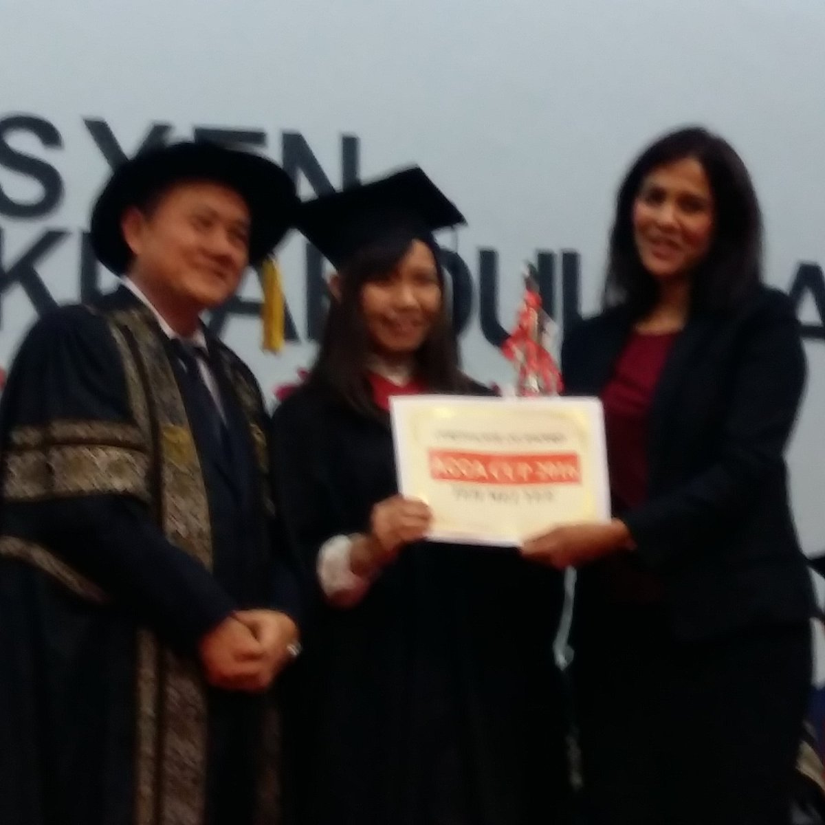 Vilashinig's tweet photo. Presenting ACCA cup to Teh Mei Yee at TARUC Convocation 2016 @ACCAMalaysia https://t.co/WlkVFcVMP6