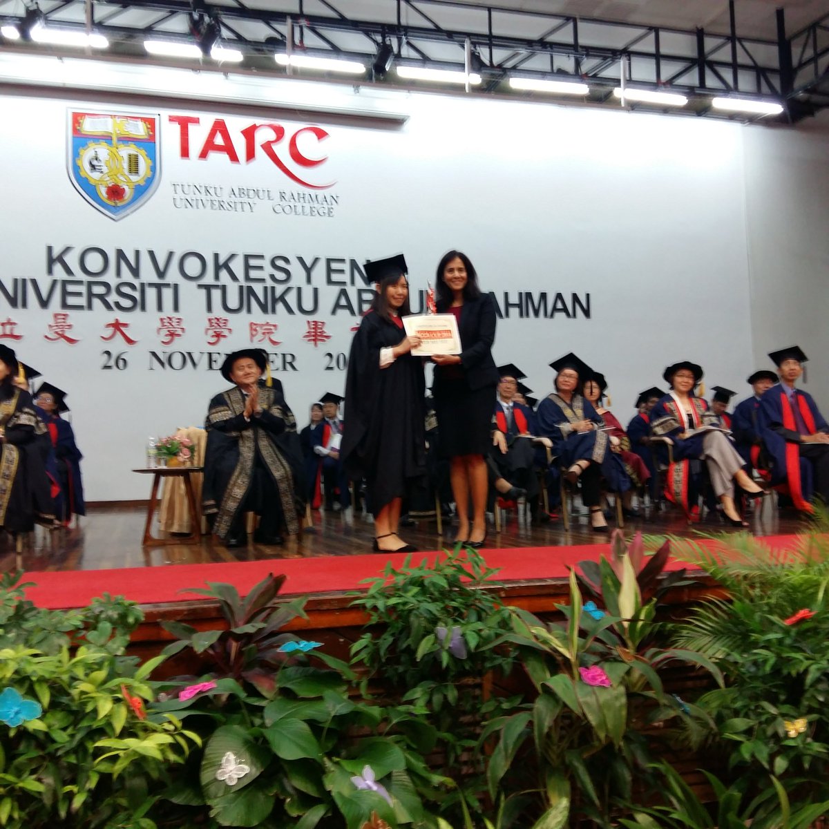 Vilashinig's tweet photo. Presenting ACCA cup to Teh Mei Yee at TARUC Convocation 2016 @ACCAMalaysia https://t.co/WlkVFcVMP6