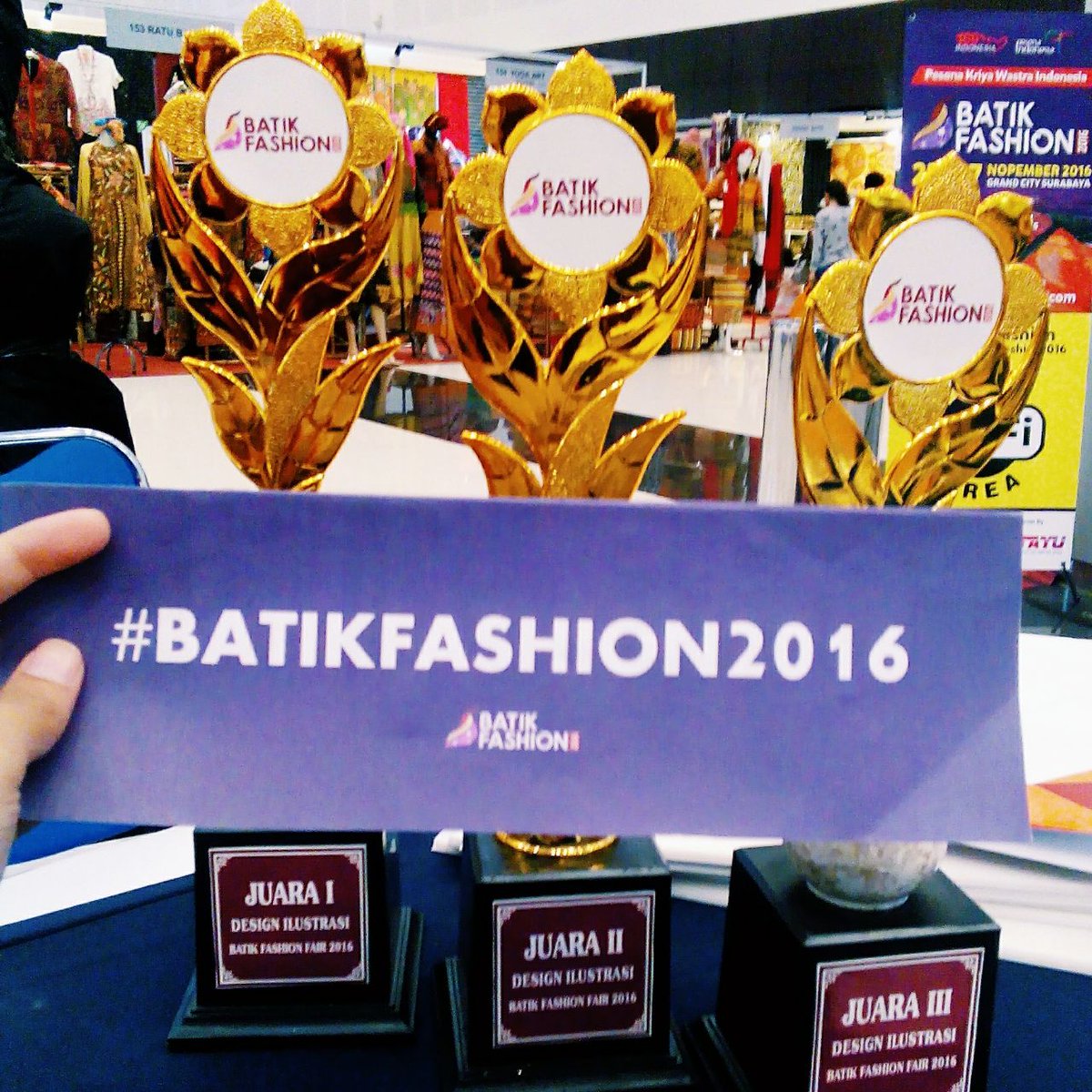 batikbordir's tweet photo. LOMBA DESAIN ILUSTRASI saat ini masih berlangsung di #batikfashion2016, yuk datang sini dan semangati kaka-kaka nya yuu;) https://t.co/XWQ8453ztf