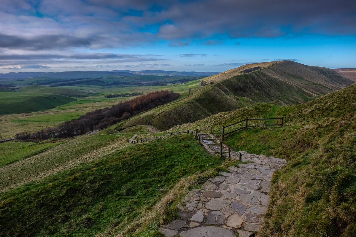liveforthehills's tweet photo. View from Mam Tor towards the Lord's Seat #fujifilm #xt1 #peakdistrict #weekend @LfthTours #Derbyshire https://t.co/hphYSv3Bsj