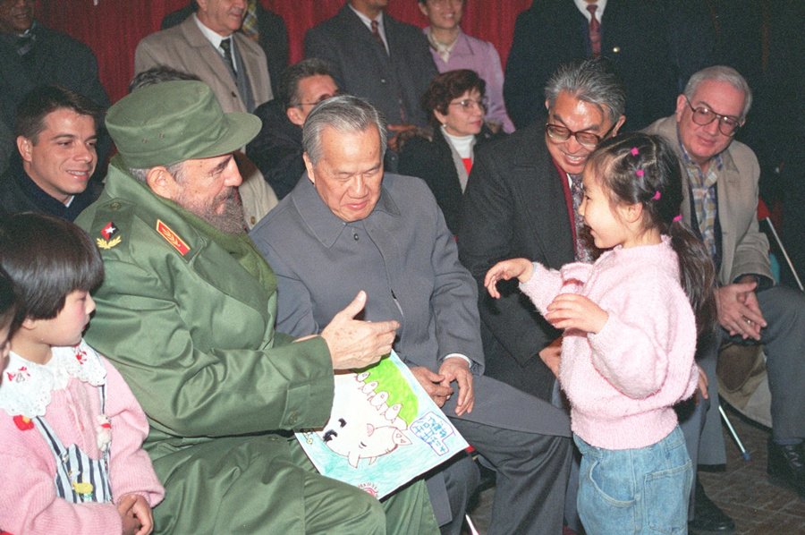 Rarely seen photos of Cuban former leader #FidelCastro taken during his visit to China in 1995, where he met locals in Beijing &amp; Guangzhou