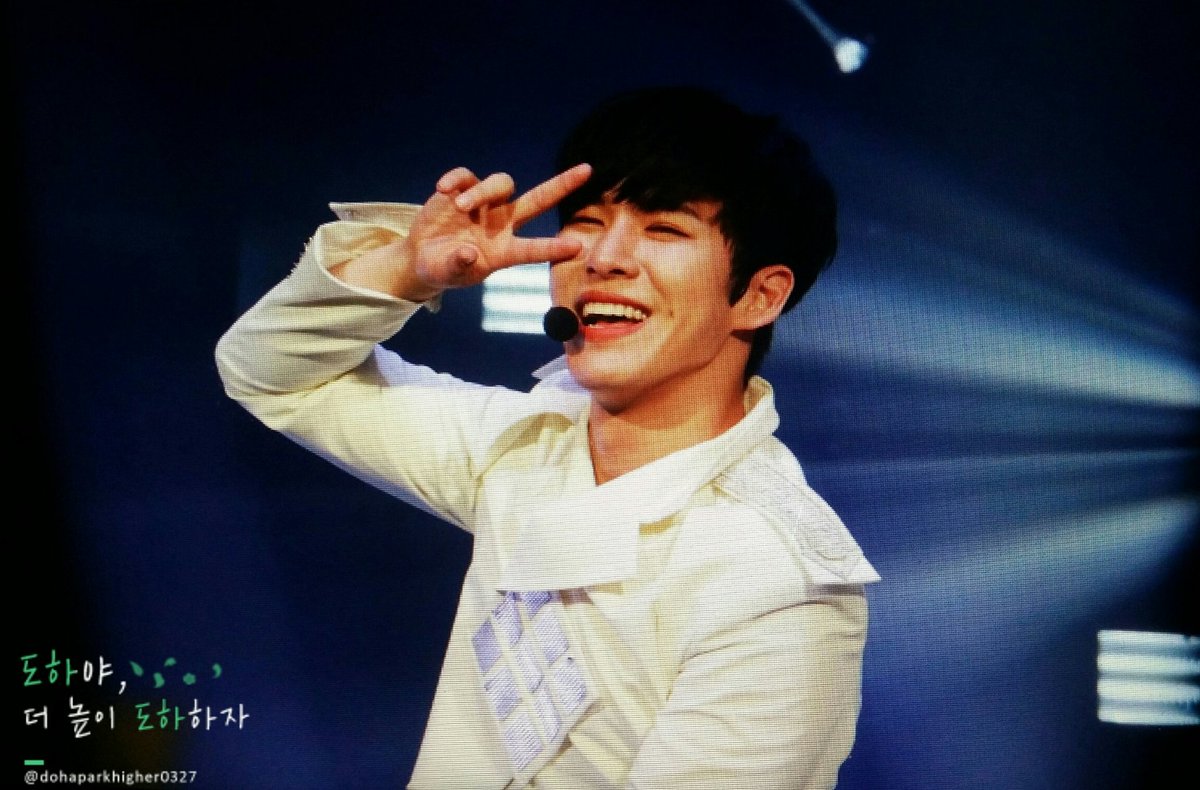 dohahigher0327's tweet photo. [preview] 161126 #소년24콘서트 #도하 
아이폰 사용할줄도 모르는 너가 아이폰을 빌려와서 찍을려고 하는게 너무 귀엽고 이뻐서...도하야 아까도 말했지만 첫눈오는날 너를 봐서 너무 행복했어 도하야 너의 그 미소 그 감정 꼭 지켜줄께 사랑해 https://t.co/H8iB7RXGcx