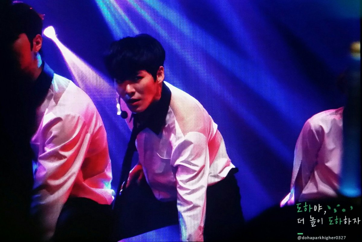 dohahigher0327's tweet photo. [preview] 161126 #소년24콘서트 #도하 
아이폰 사용할줄도 모르는 너가 아이폰을 빌려와서 찍을려고 하는게 너무 귀엽고 이뻐서...도하야 아까도 말했지만 첫눈오는날 너를 봐서 너무 행복했어 도하야 너의 그 미소 그 감정 꼭 지켜줄께 사랑해 https://t.co/H8iB7RXGcx