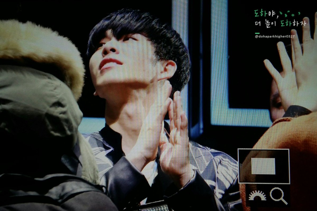 dohahigher0327's tweet photo. [preview] 161126 #소년24콘서트 #도하 
아이폰 사용할줄도 모르는 너가 아이폰을 빌려와서 찍을려고 하는게 너무 귀엽고 이뻐서...도하야 아까도 말했지만 첫눈오는날 너를 봐서 너무 행복했어 도하야 너의 그 미소 그 감정 꼭 지켜줄께 사랑해 https://t.co/H8iB7RXGcx