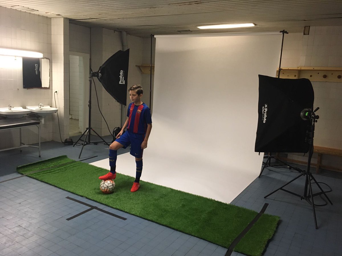 BarcaAcademy's tweet image. Avui toca dia de foto oficial a #FCBEscola Barcelona. Aneu assajant la vostra millor pose pels nostres càmeres!! ;-)