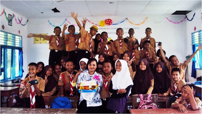 Trivany_Dioni08's tweet photo. Happy Teacher Day
25 november
#guru #kelas72 #25nov2016 #kece #surprise https://t.co/47nFcH7rbE