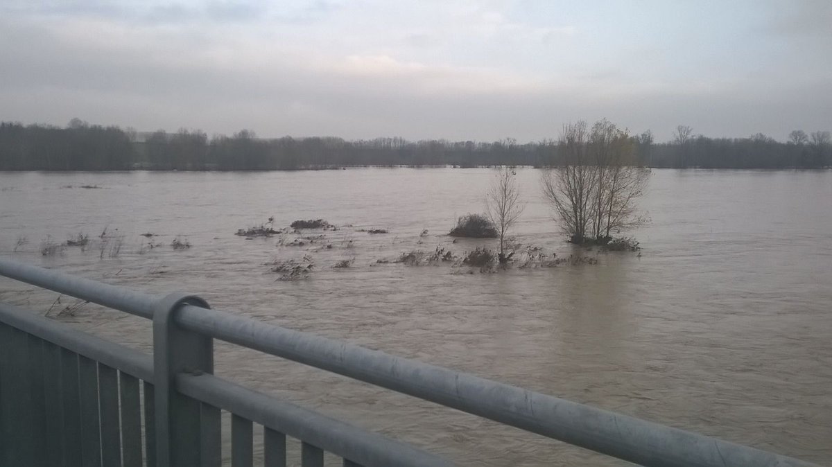 PCProvAL's tweet photo. #AllertaMeteoPIE
Il fiume #Tanaro a #Bassignana lungo la #SP78 (viadotto #Piovera) alle ore 9:15 del 26.11.2016
ph. #RdV #VG https://t.co/5IiRFmbzQj