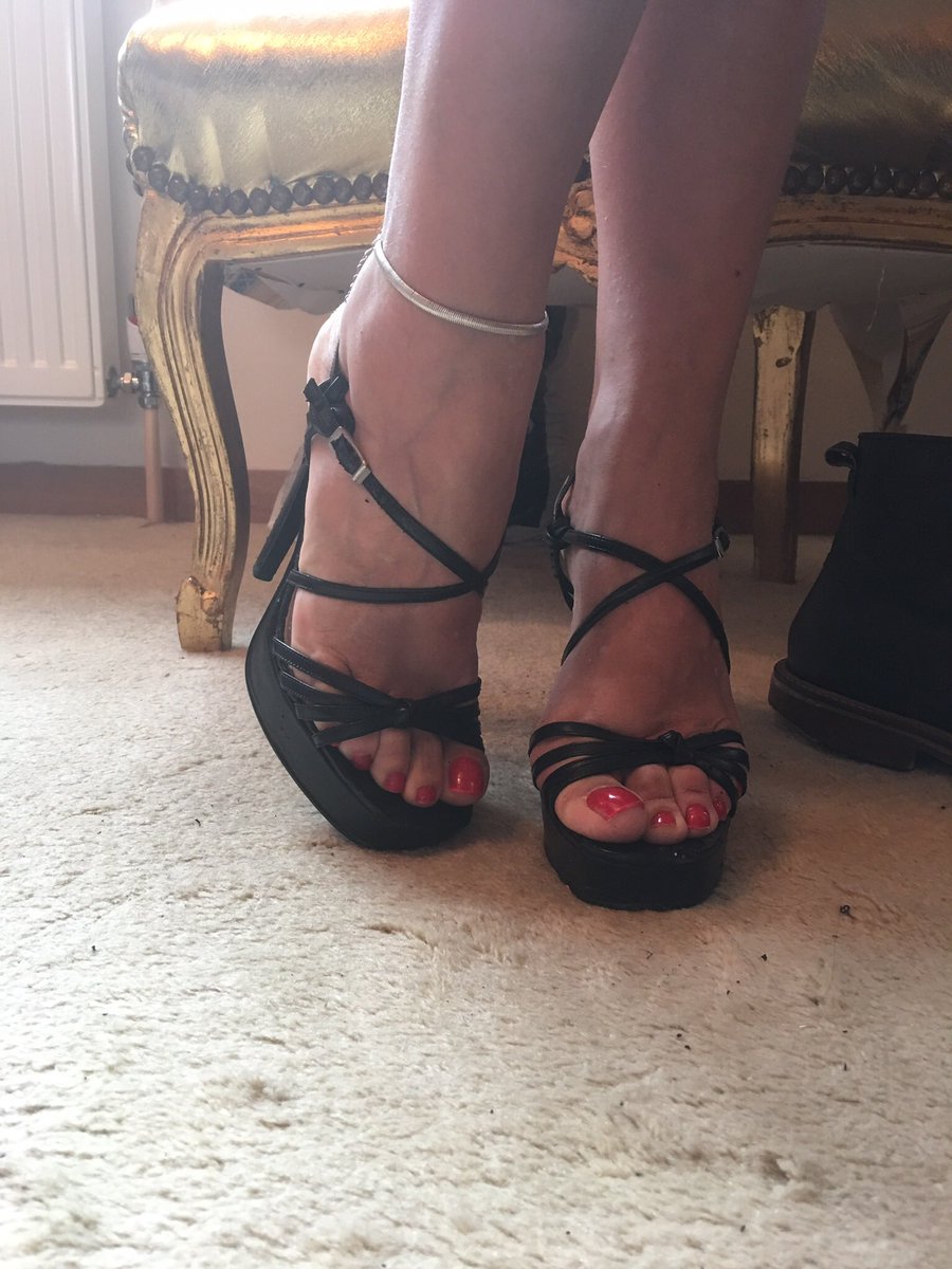 SexyKellyLouise's tweet photo. My pretty little feet! #feet #toes #anklet #milf https://t.co/AtVSsnTyJB