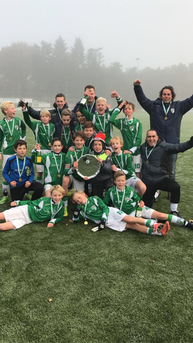 JO13-2 kampioen!! Na een ware thriller tegen Zeewolde JO13-2 was een gelijkspel voldoende!! Gefeliciteerd namens iedereen van <a href="/VVOGzat/">VVOG Harderwijk</a>